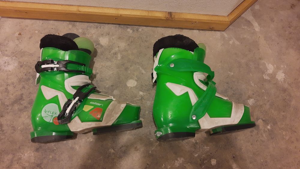 Продавам детски ски обувки Elan