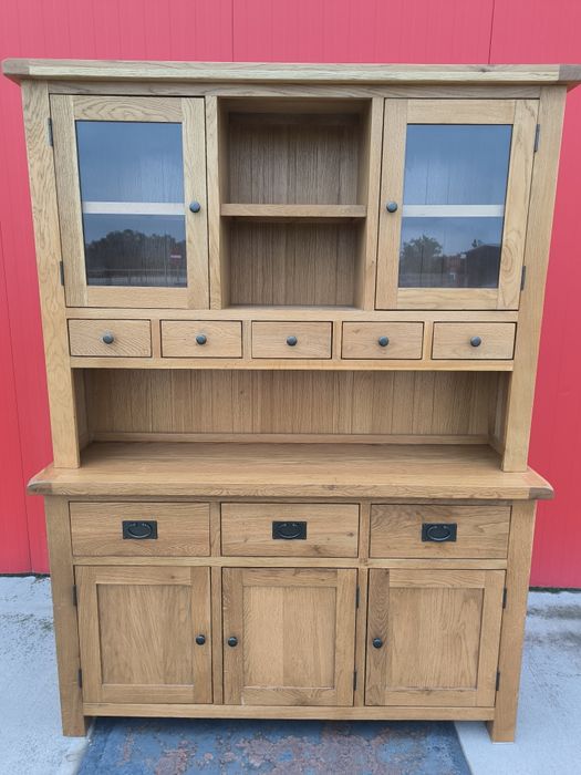 Шкаф от масивен дъб