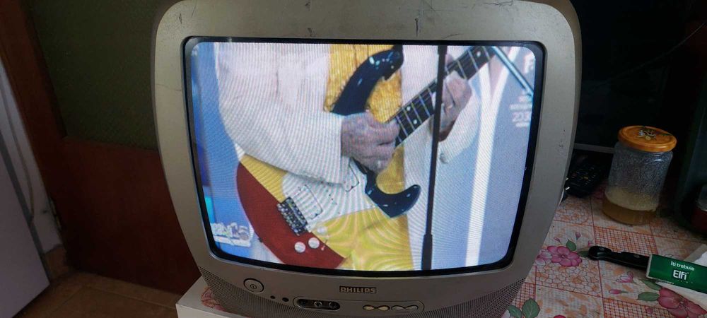 Televizor Philips diagonala 37 cm .cu telecomanda .