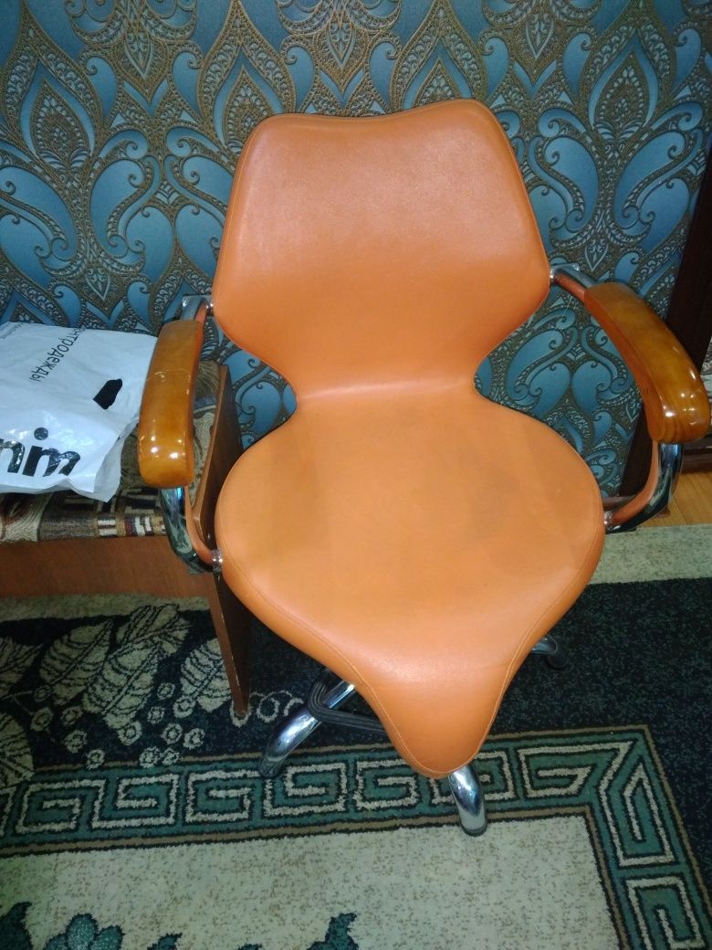 Парикмахерский кресло.в очень хорошем состояние.горол Бухара