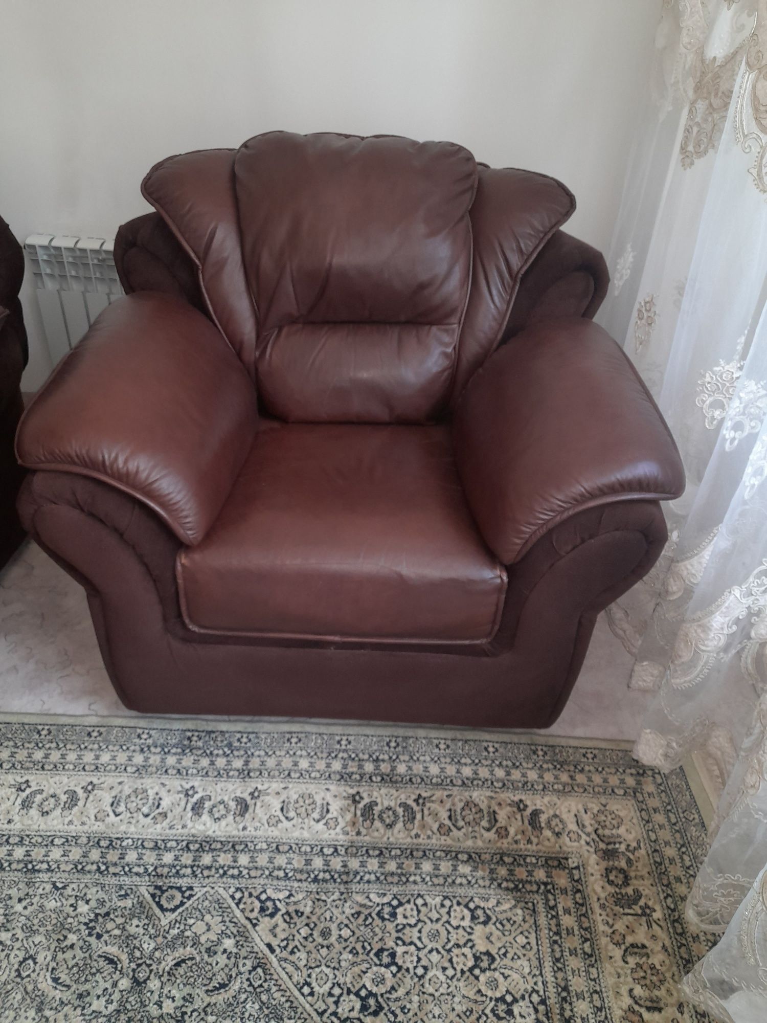 Продам кожаный диван 2 кресла