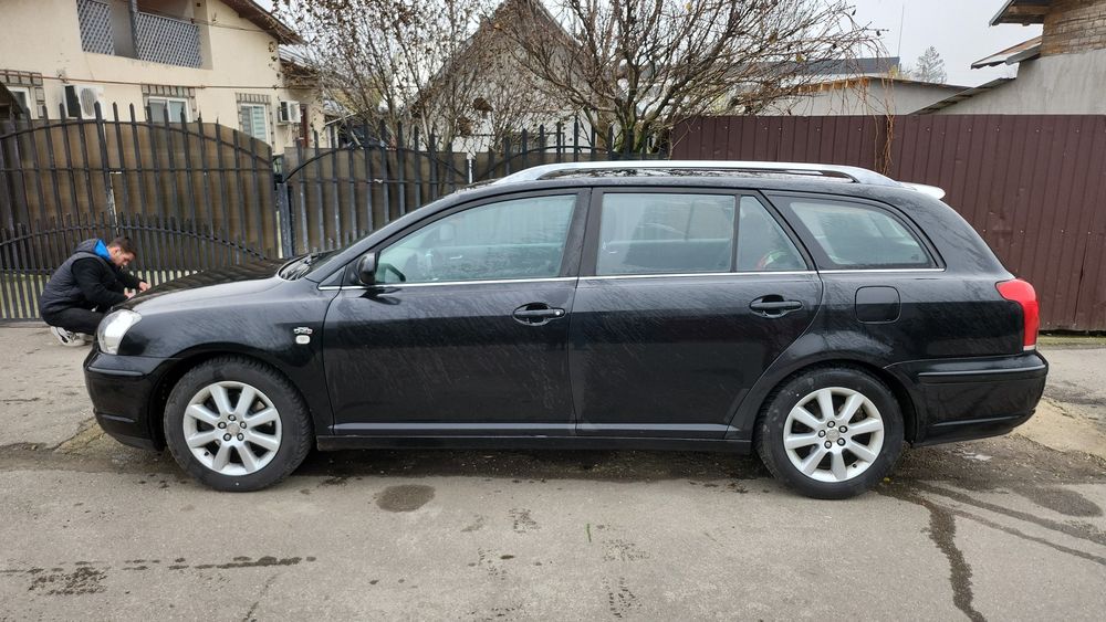 Vând toyota avensis