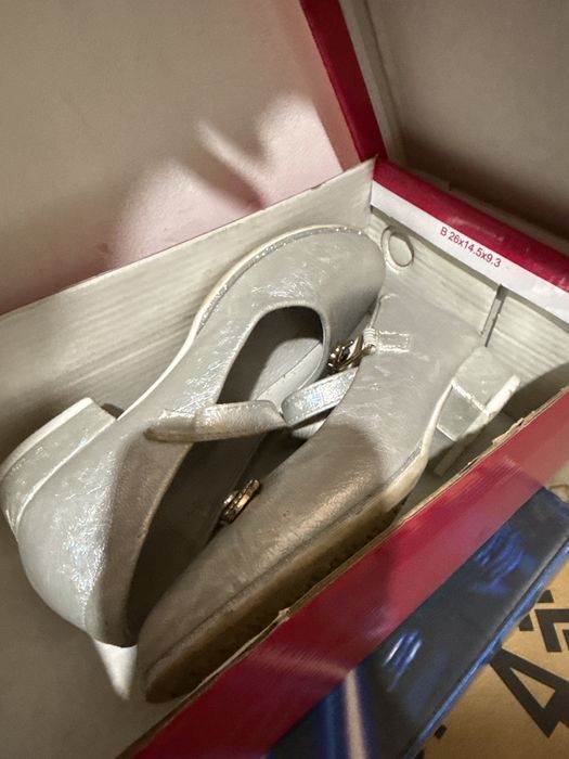 Отдам обувь все на фото видно для девочки