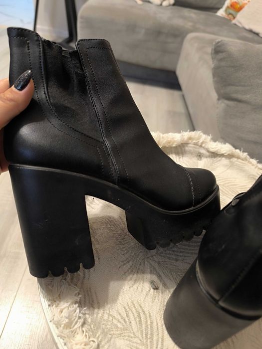 боти с висок, дебел ток