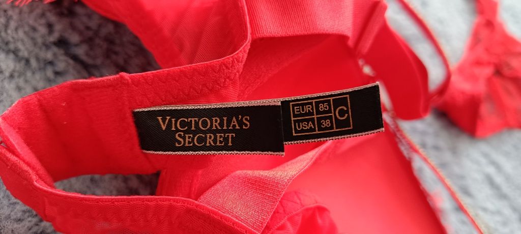 Victoria's secret червен дантелен сутиен, бикини и прашки сет