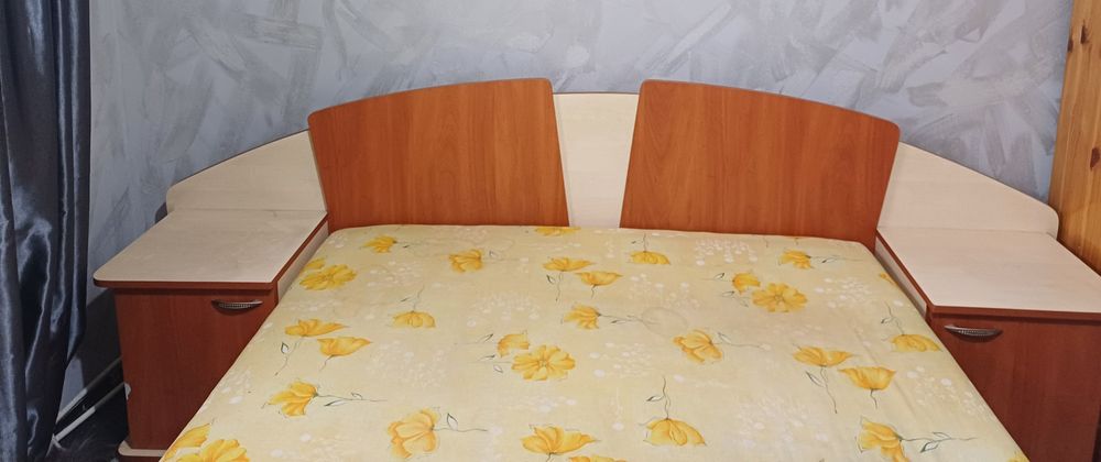 Спалня с повдигащ механизъм, матрак и две нощни шкафчета