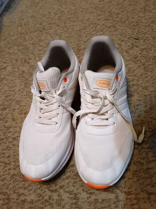 Кроссовки  белые