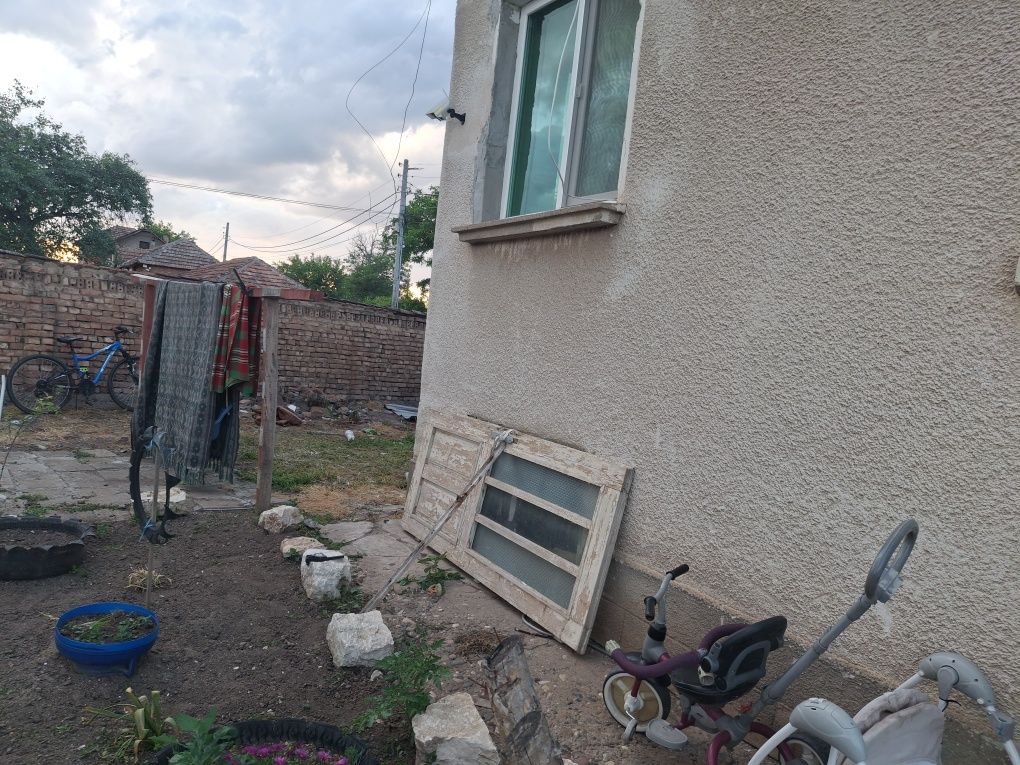 Продавам къща с. Бреница