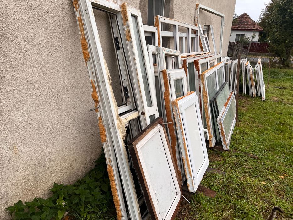 De vânzare uși geamuri second Hand de termopan și calorifere din tablă