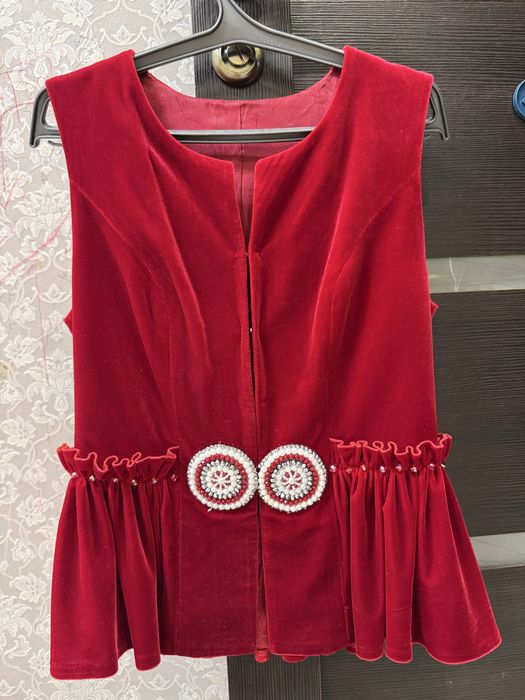 Кажекей қызыл түсте