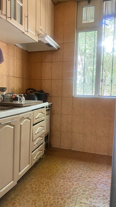 Продается 1комнатная переделанная в двухкомнатную первая линия на кара