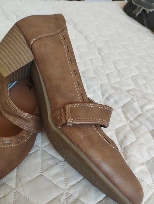 Дамски кожени обувки 37-38 (за по слаб крак)  6 лв.