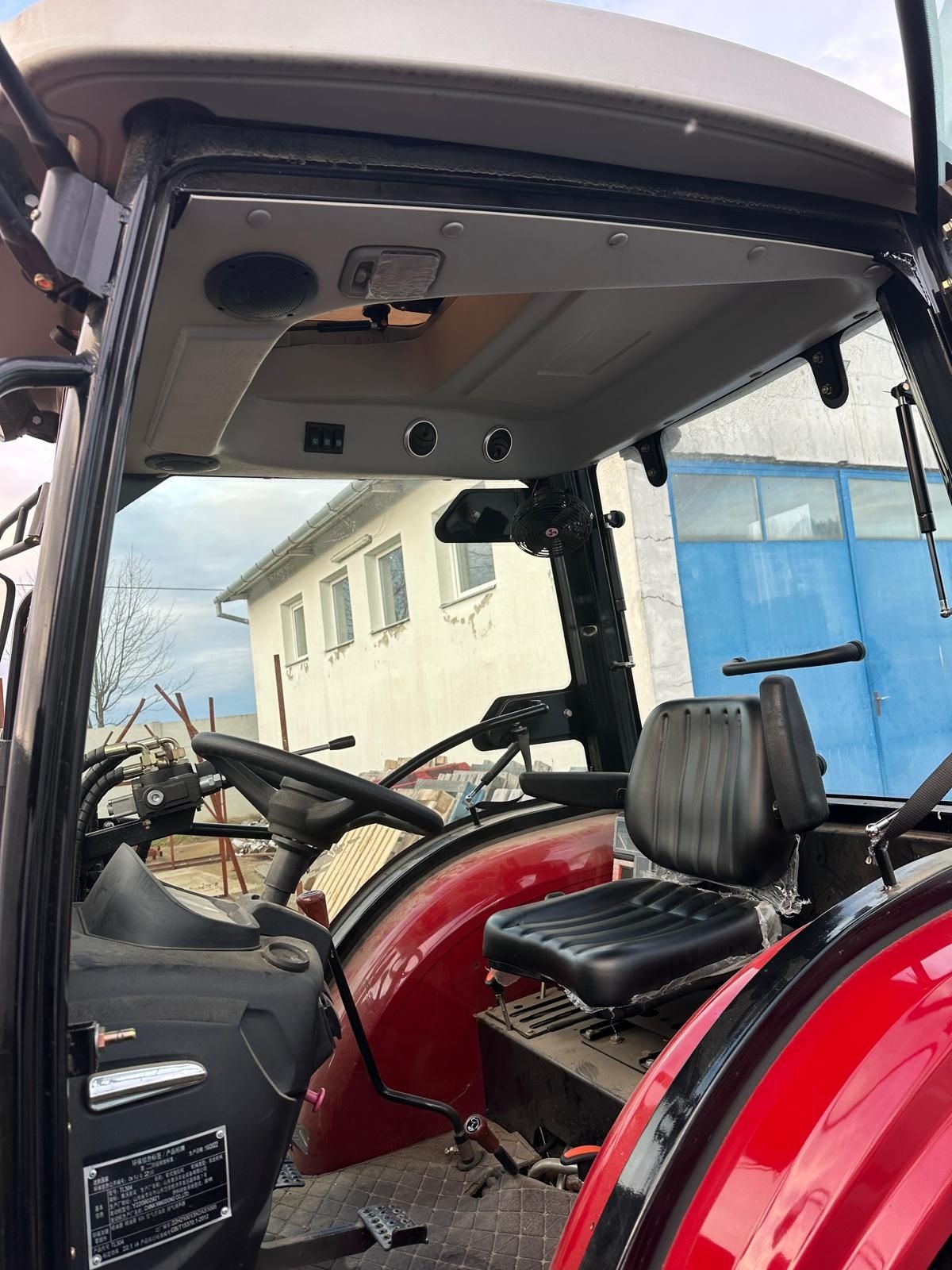 Vand tractor cu incarcator frontal Tavol.