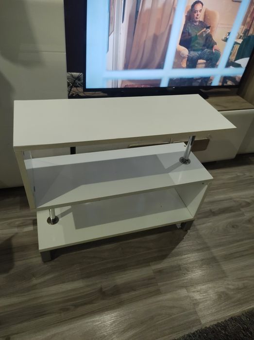 Продавам етажерка бял лак