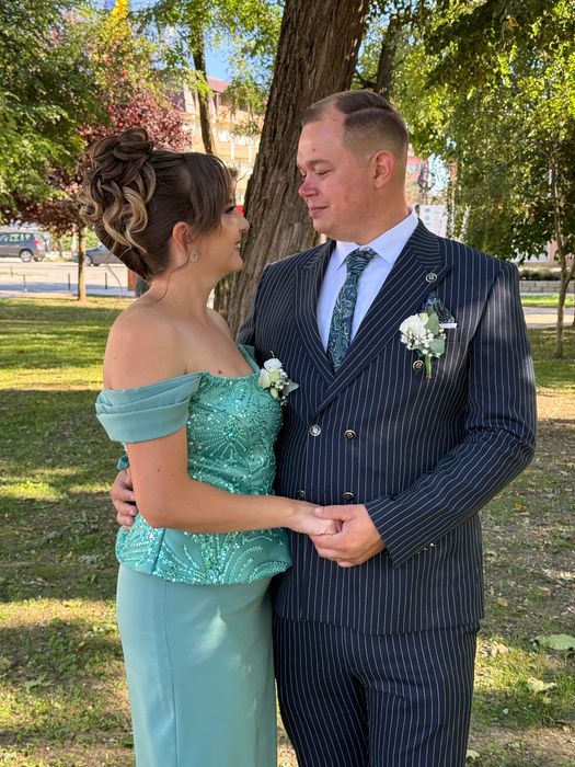 Vând rochie făcută pe comandă , purtată o singură dată , marime M