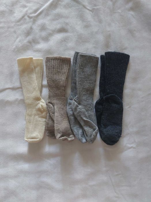 Set lână bebe- ciorapi și mănuși
