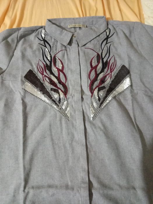 Дамска блуза с ефектна релефнс бродерия.а