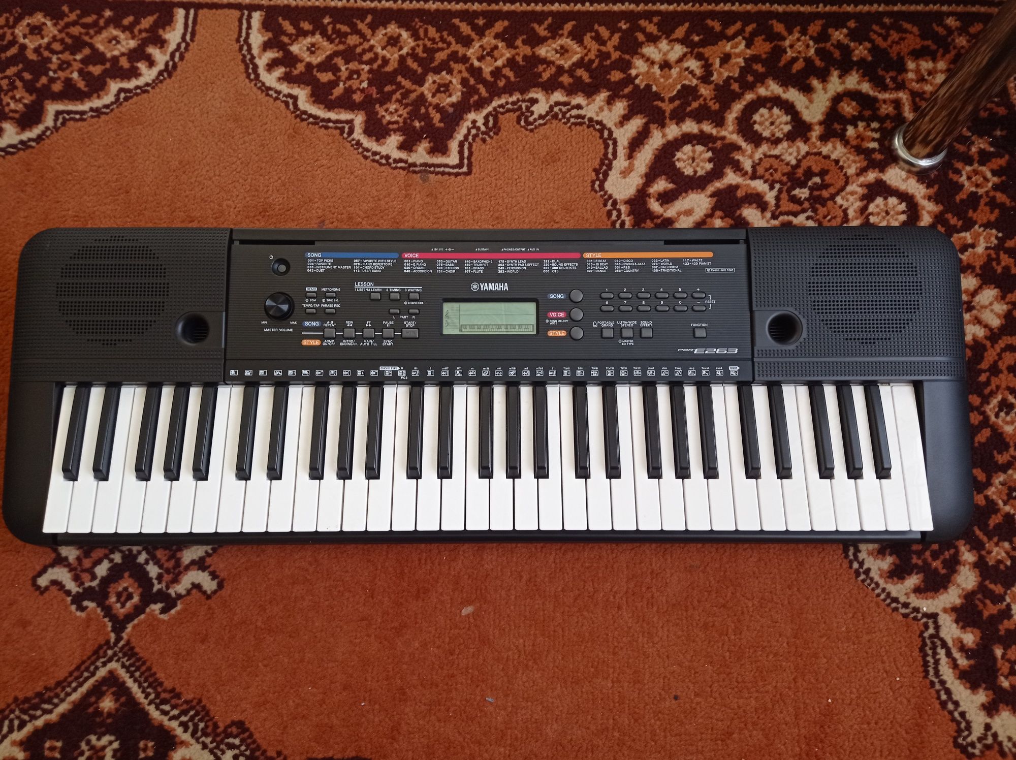 Прродам синтезатор Yamaha PSR e263