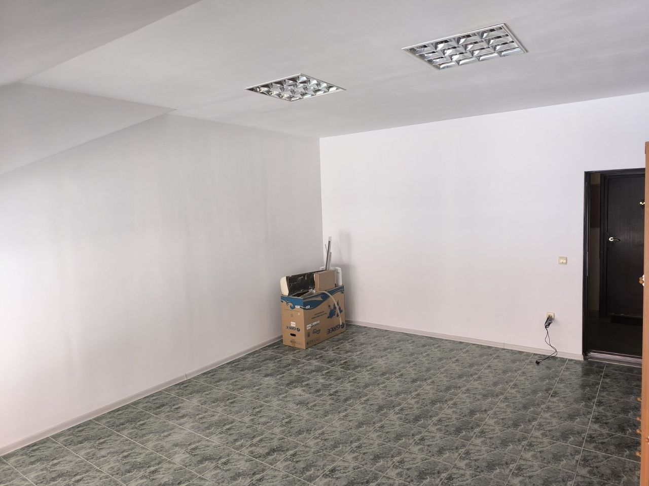 Продава се Офис в Казанлък - 28 кв.м за 1184 €/кв.м - Снимка #2