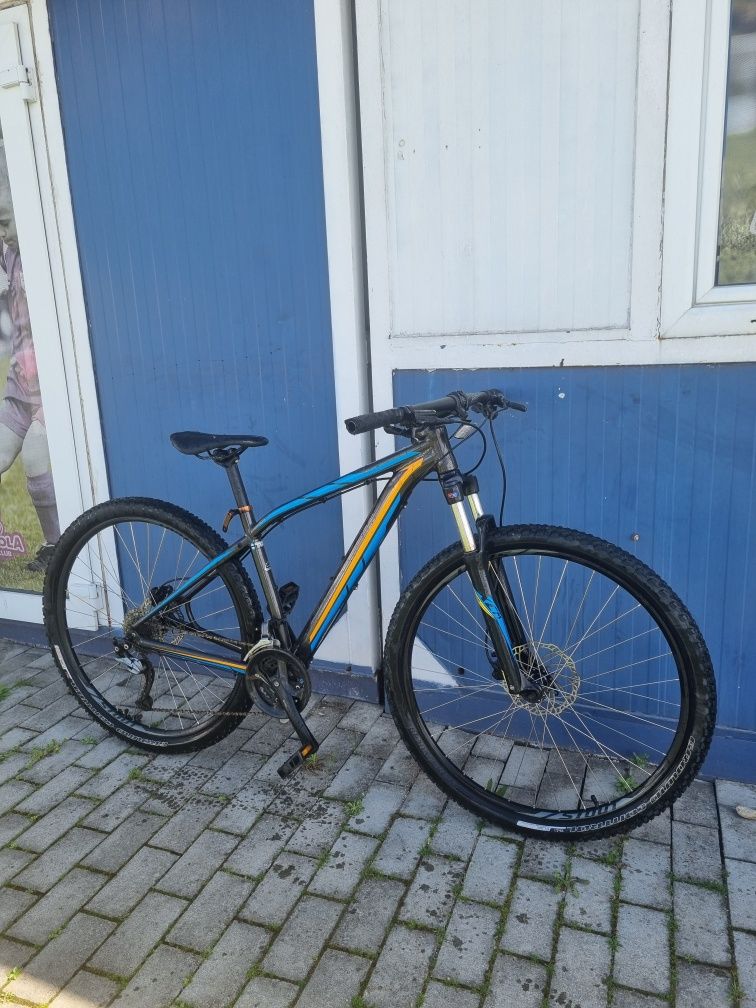 Bicicleta Specialized Rockhopper 2023 Cube