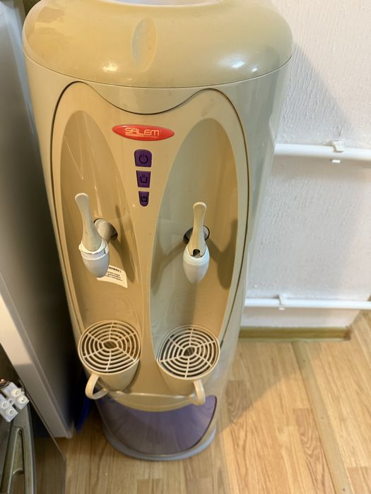 Кулер для воды / горячая и холодная/