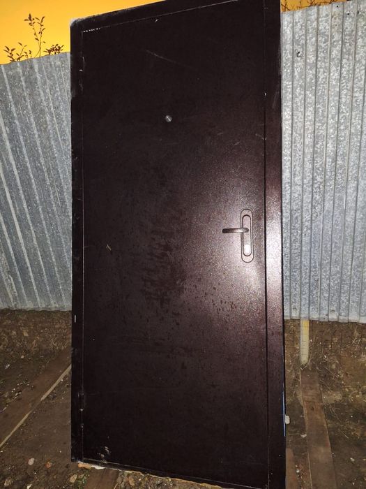 Продам входную железную дверь