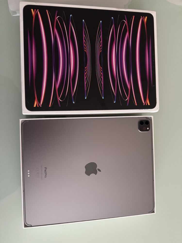 iPad Pro 12.9 inch (6th generation) Wi-fi + Cellular