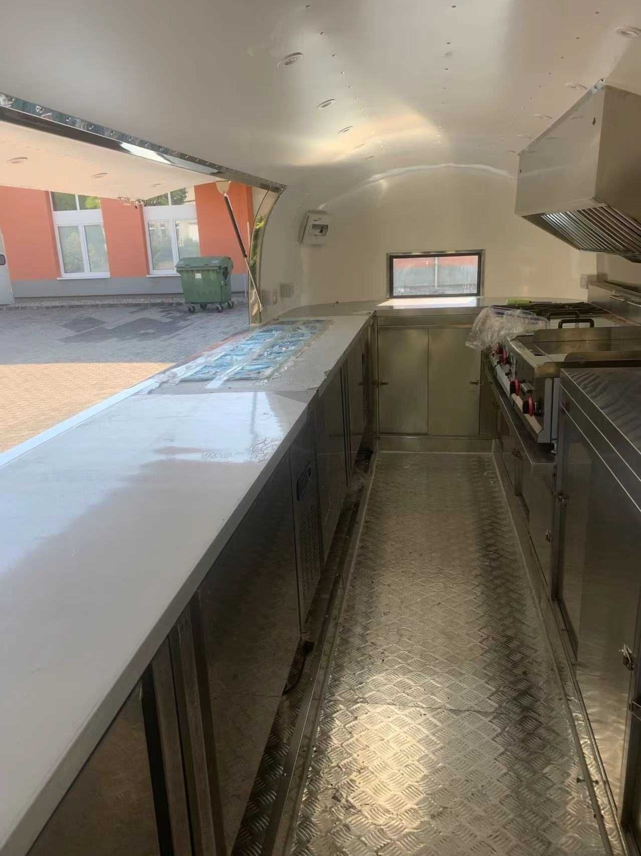 Каравани и кемпери за бързо хранене ( Food - Truck ) Airstream 6.8M