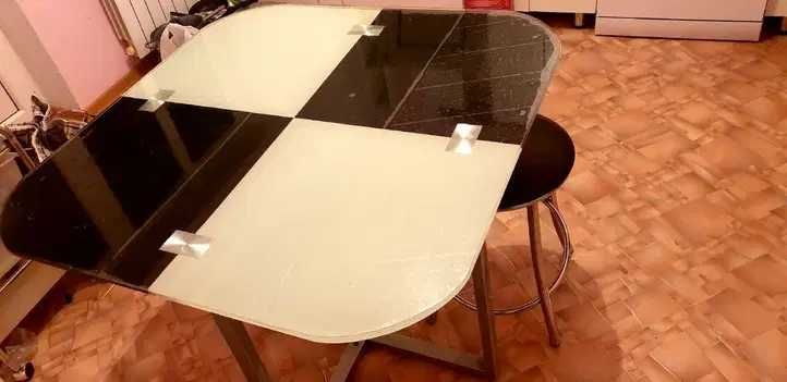 Стеклянные столы с гельевыми скатертью как НОВЫЕ: серый, КРАСНЫЙ