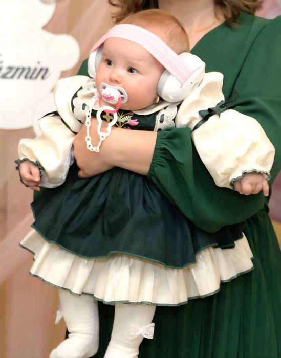 casti antifonice fetita