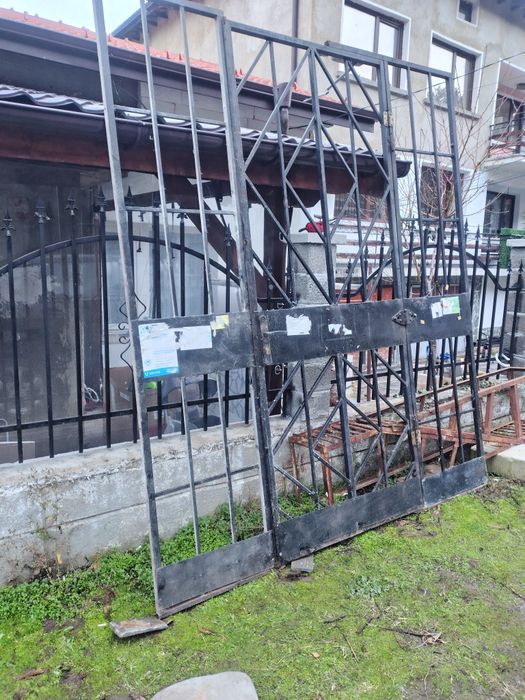 Голяма метална външна врата с две решетки. Много висока