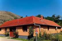 Casa de vanzare cu gradina si curte nou construite