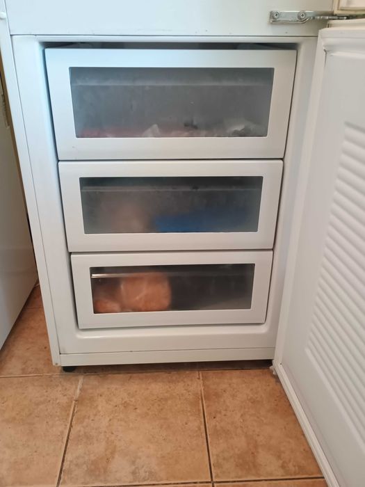 Продавам работещ и запазен хладилник с фризер Samsung