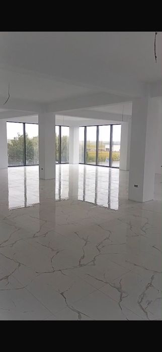 De închiriat 3 spații de 200m2 și hala de 450m2