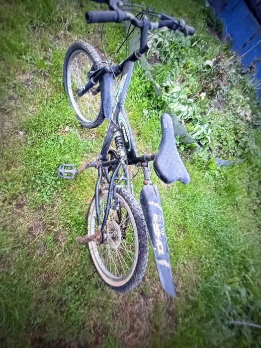 Vând o bicicletă funcționabilă.