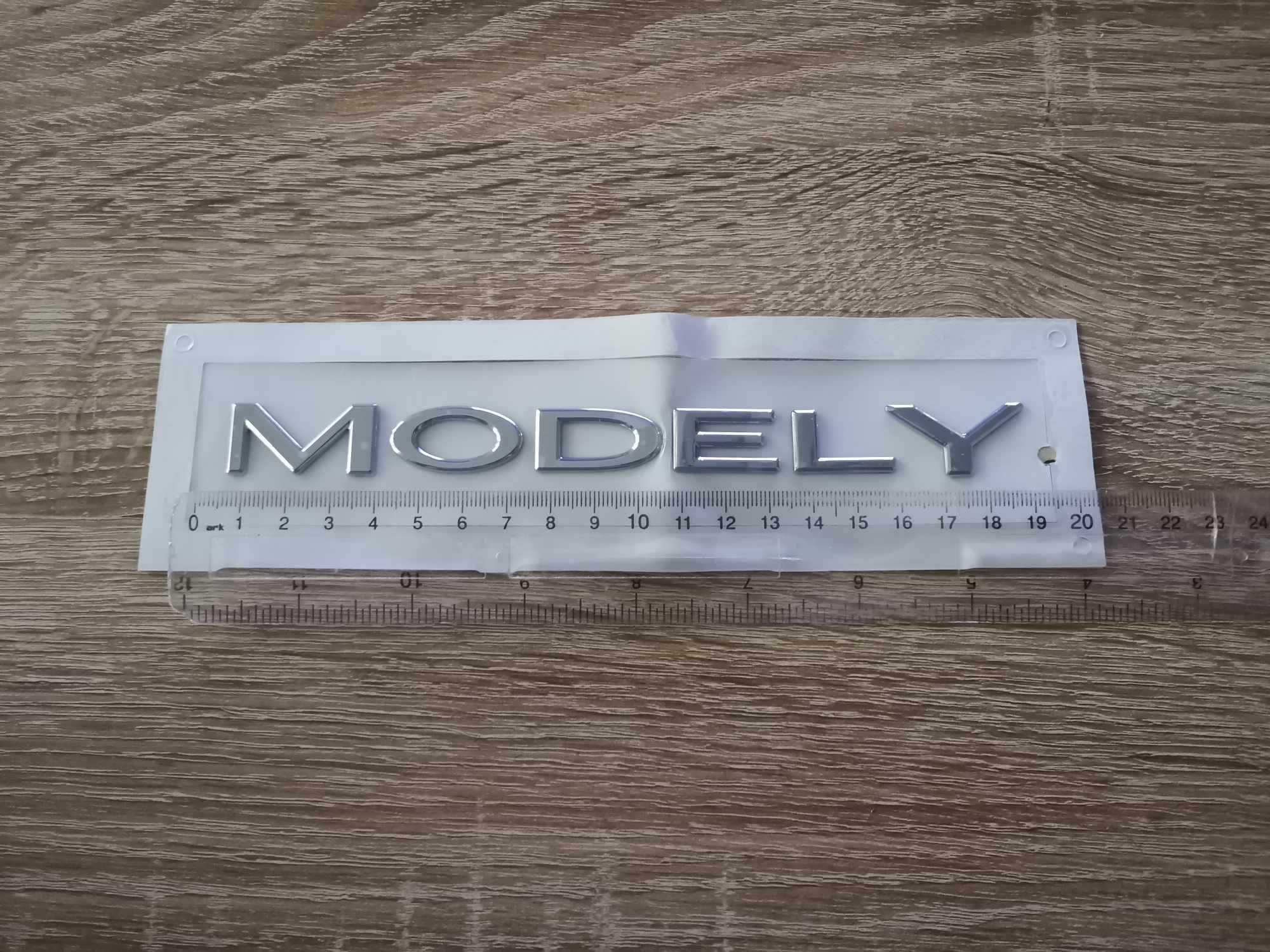 надпис сребрист гланц Tesla Model Y