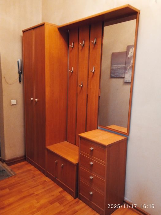 Срон продам прихожую мебель