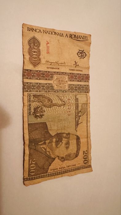 Bacnote 100 lei si 200 lei