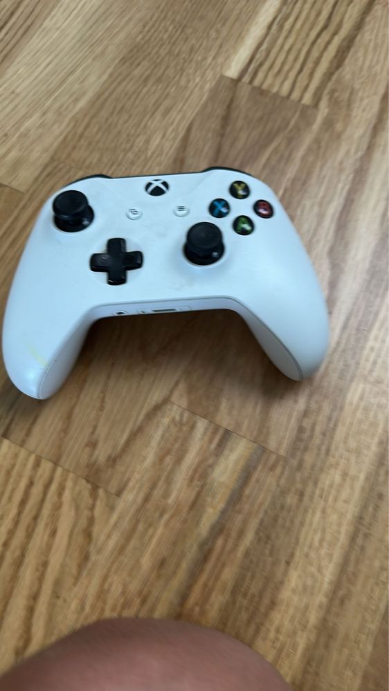Xbox one S cu un controler