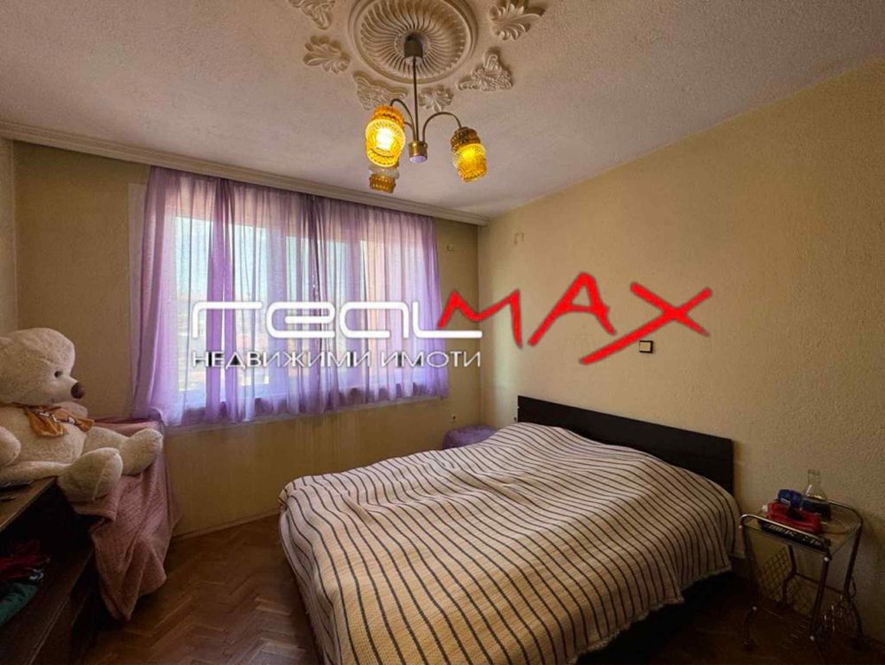 Продава апартамент 4 стаи и бокс в гр. Казанлък
