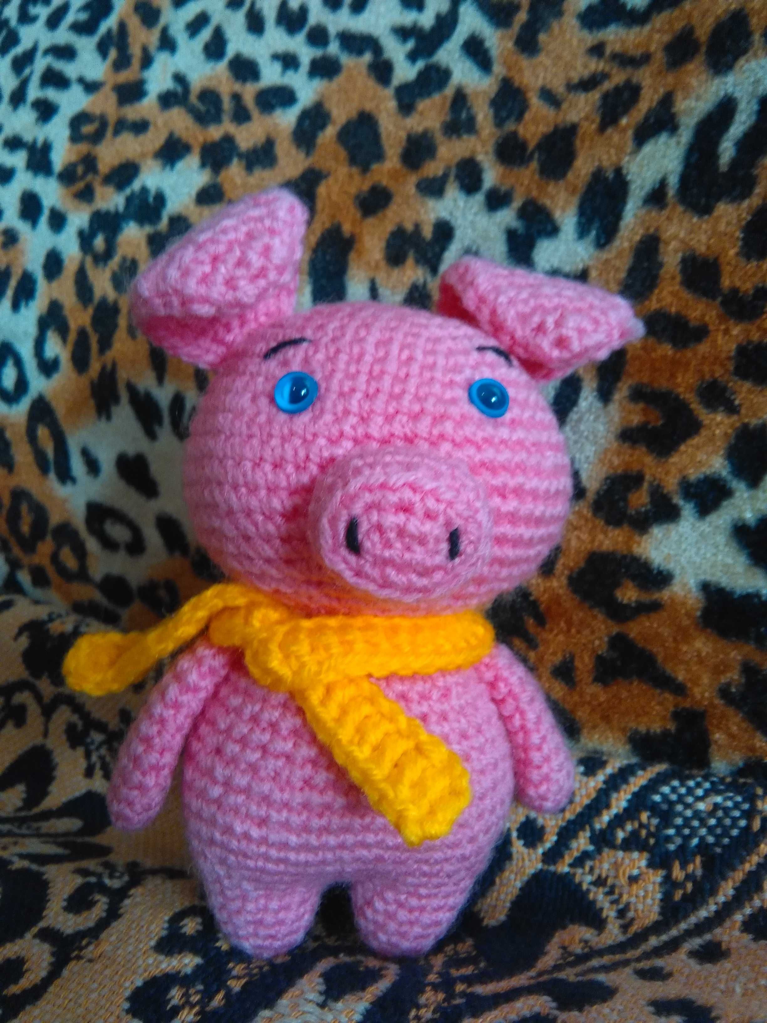 Ръчно плетена играчка прасенце.