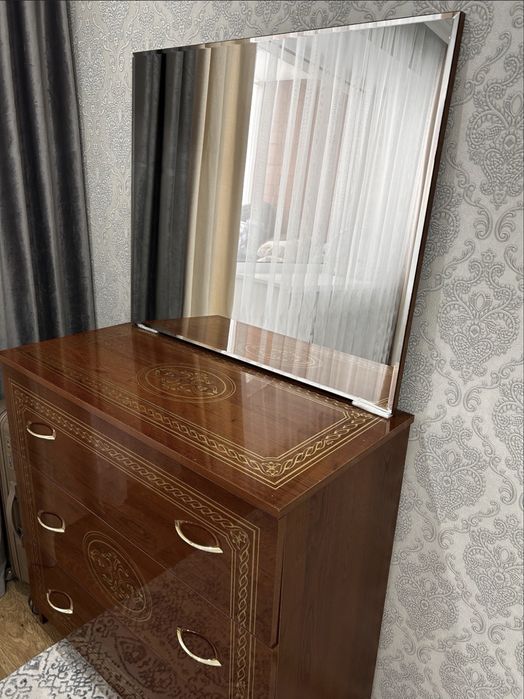 Продам комод с зеркалом