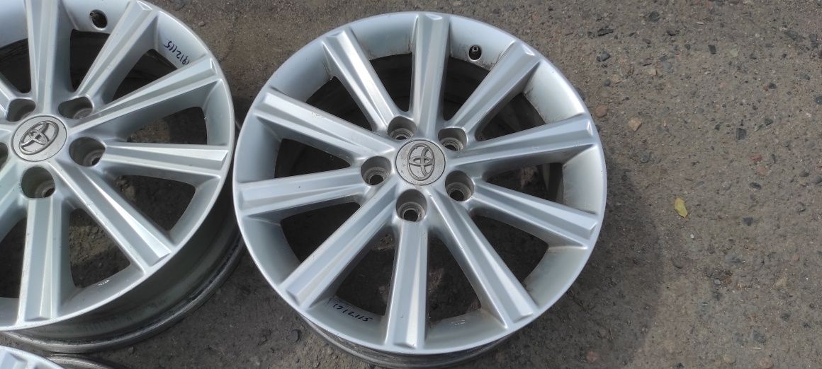 Комплект оригинальных дисков R17.  Toyota Camry