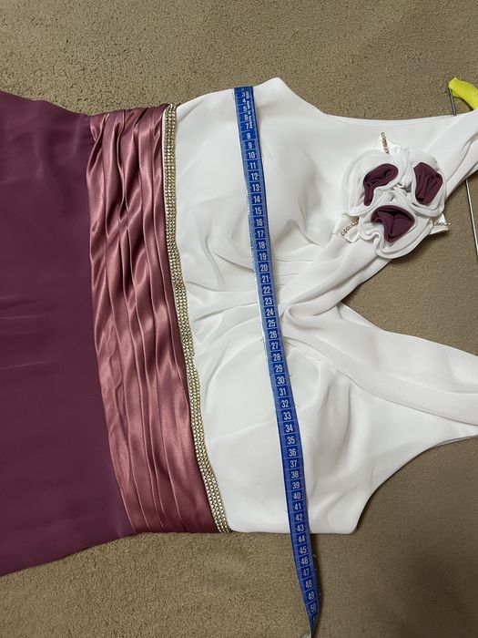 Rochie elegantă bicoloră alb-roz cu aplicație florală