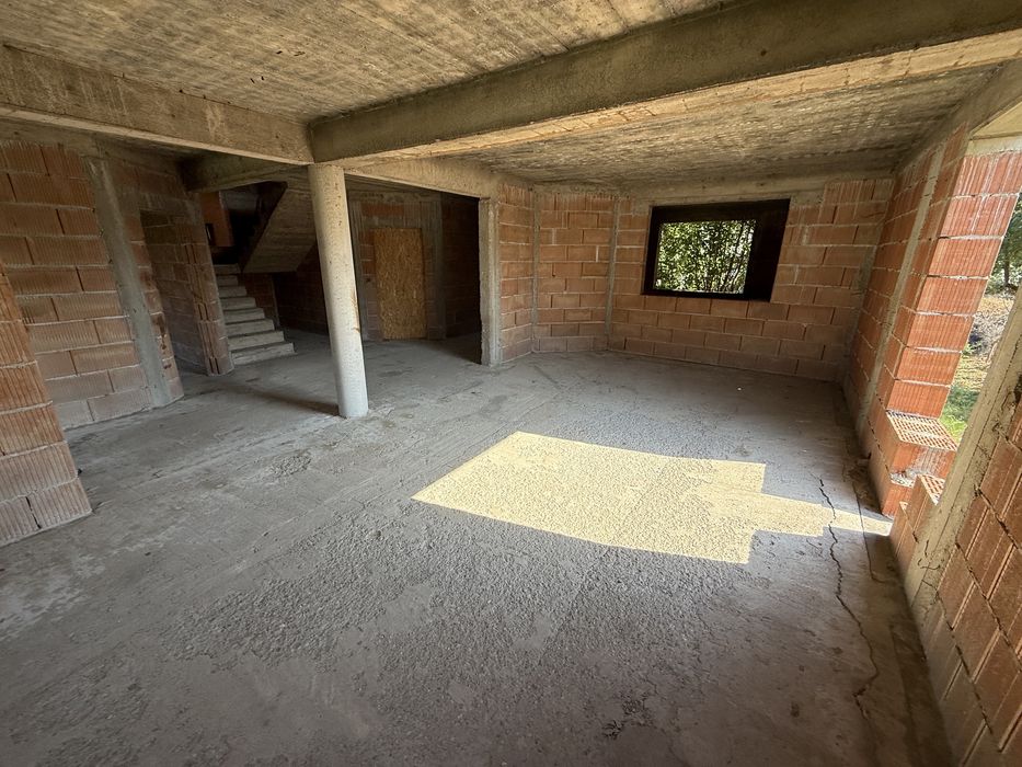 Ofer spre vazare Casa P + 1 la Rosu zona Micro 17