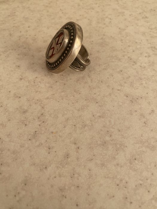 Продам недорого красивое серебрянное кольцо