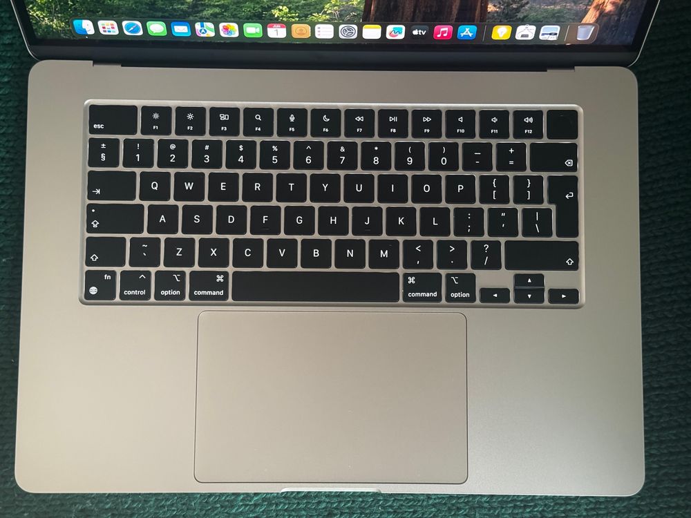 Apple MacBook Air Retina de 15 inch / M2 chip / 19 cicluri
