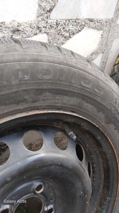 15 " Гуми зимни с джанти за Дачия.Състоянието е видно на снимките.