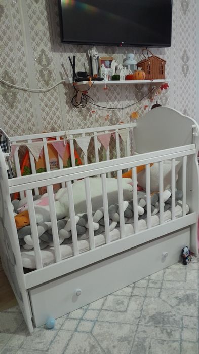 Продам детскую кровать с маятником . Состояние идеальное .