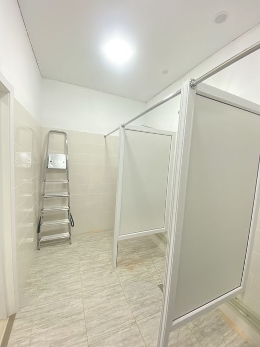 Пластиковые двери душевые перегородки цветочные холодильники тамбуры